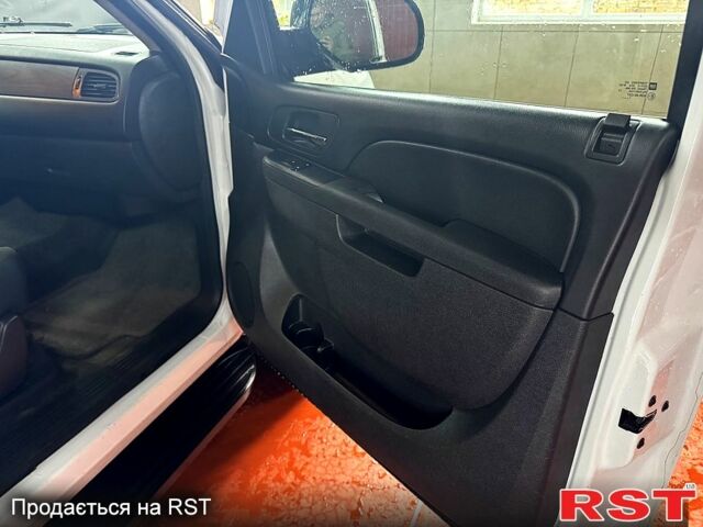 Шевроле Субурбан 2011 у Рівному на Automoto.ua Білий Шевроле Субурбан, об'ємом двигуна 5.3 л та пробігом 190 тис. км за 21000 $, фото 4 на Automoto.ua