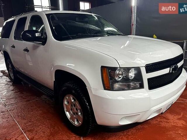 Белый Шевроле Субурбан, объемом двигателя 5.3 л и пробегом 190 тыс. км за 21000 $, фото 10 на Automoto.ua