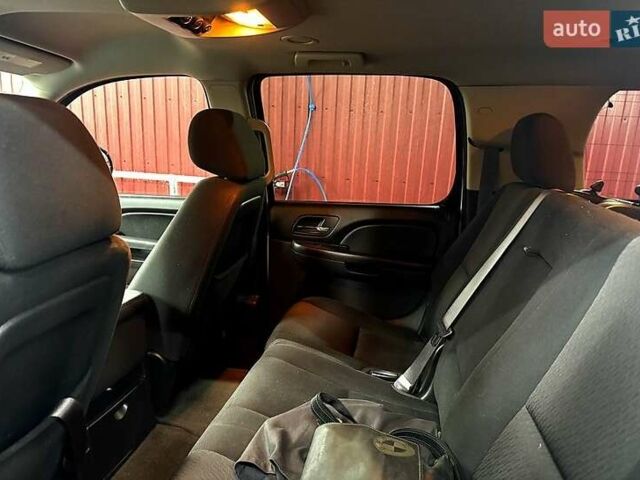 Белый Шевроле Субурбан, объемом двигателя 5.3 л и пробегом 190 тыс. км за 21000 $, фото 9 на Automoto.ua