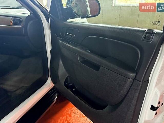 Белый Шевроле Субурбан, объемом двигателя 5.3 л и пробегом 190 тыс. км за 21000 $, фото 3 на Automoto.ua