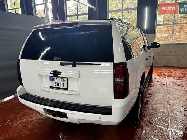 Белый Шевроле Субурбан, объемом двигателя 5.3 л и пробегом 190 тыс. км за 21000 $, фото 8 на Automoto.ua