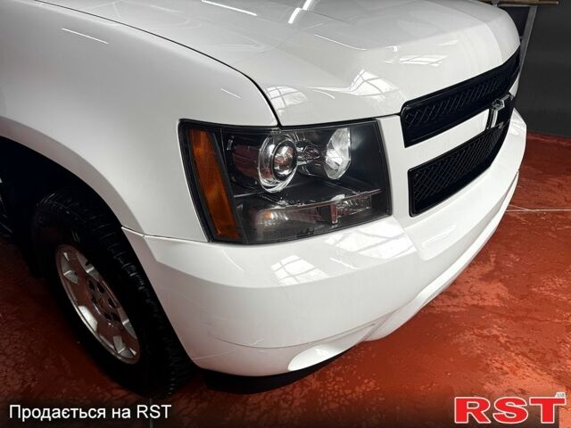 Шевроле Субурбан 2011 у Рівному на Automoto.ua Білий Шевроле Субурбан, об'ємом двигуна 5.3 л та пробігом 190 тис. км за 21000 $, фото 1 на Automoto.ua