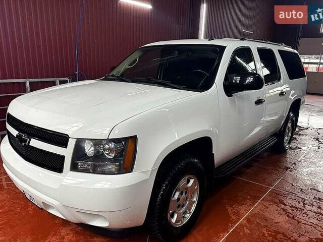 Белый Шевроле Субурбан, объемом двигателя 5.3 л и пробегом 190 тыс. км за 21000 $, фото 7 на Automoto.ua