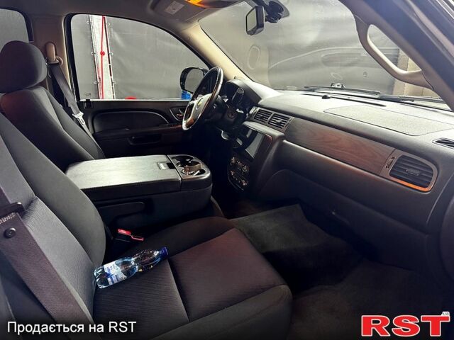 Шевроле Субурбан 2011 у Рівному на Automoto.ua Білий Шевроле Субурбан, об'ємом двигуна 5.3 л та пробігом 190 тис. км за 21000 $, фото 3 на Automoto.ua