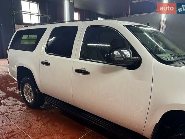 Белый Шевроле Субурбан, объемом двигателя 5.3 л и пробегом 190 тыс. км за 21000 $, фото 1 на Automoto.ua