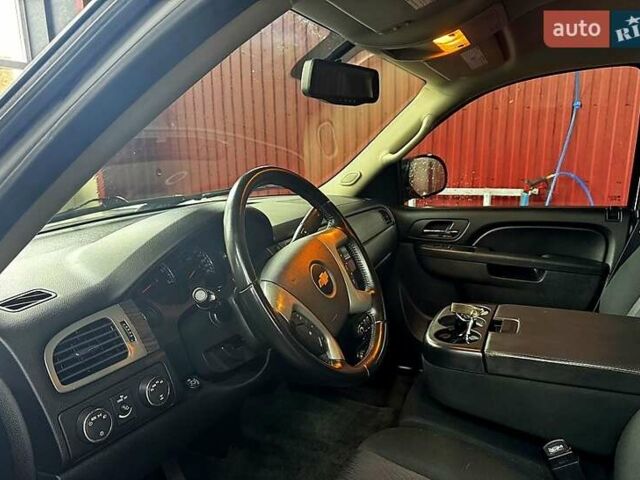 Белый Шевроле Субурбан, объемом двигателя 5.3 л и пробегом 190 тыс. км за 21000 $, фото 6 на Automoto.ua