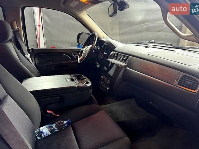 Белый Шевроле Субурбан, объемом двигателя 5.3 л и пробегом 190 тыс. км за 21000 $, фото 2 на Automoto.ua