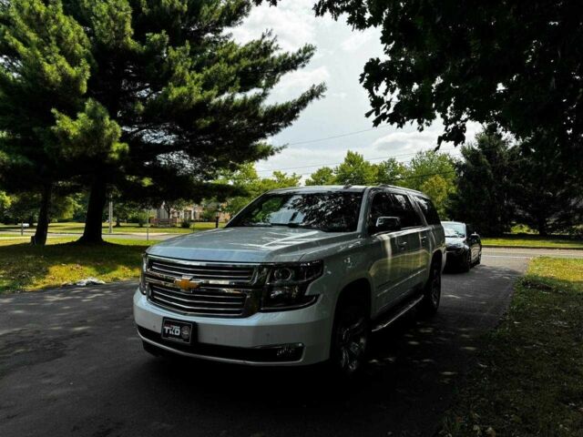 Белый Шевроле Субурбан, объемом двигателя 5.3 л и пробегом 198 тыс. км за 38500 $, фото 2 на Automoto.ua