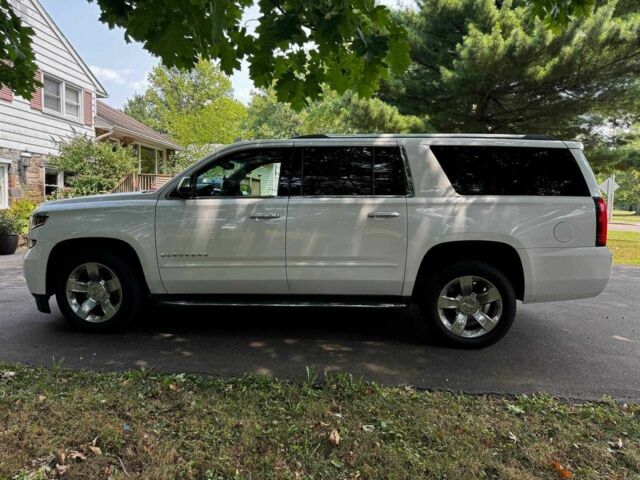 Белый Шевроле Субурбан, объемом двигателя 5.3 л и пробегом 198 тыс. км за 38500 $, фото 1 на Automoto.ua