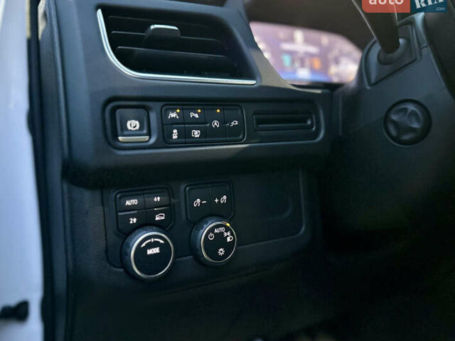 Белый Шевроле Субурбан, объемом двигателя 3 л и пробегом 79 тыс. км за 65999 $, фото 43 на Automoto.ua