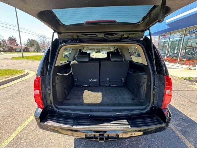 Черный Шевроле Субурбан, объемом двигателя 5.3 л и пробегом 81 тыс. км за 3000 $, фото 2 на Automoto.ua