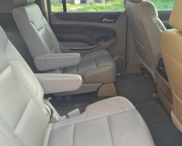 Черный Шевроле Субурбан, объемом двигателя 5.3 л и пробегом 157 тыс. км за 42000 $, фото 2 на Automoto.ua