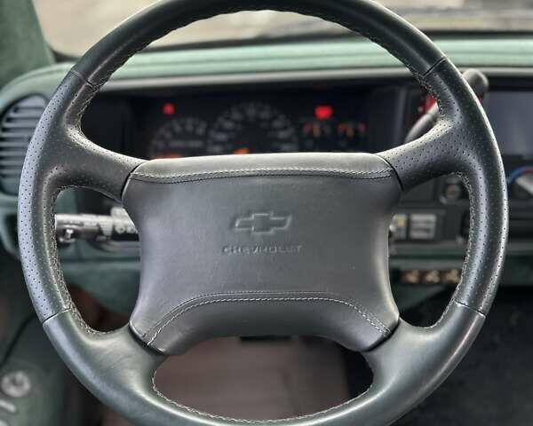 Серый Шевроле Субурбан, объемом двигателя 7.45 л и пробегом 565 тыс. км за 12000 $, фото 32 на Automoto.ua