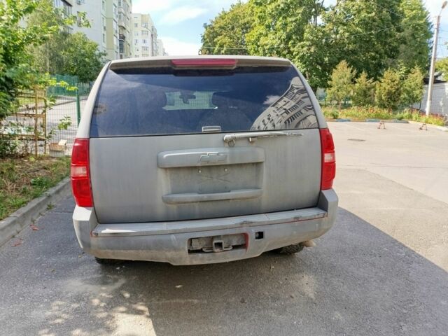 Серый Шевроле Тахо, объемом двигателя 5.3 л и пробегом 200 тыс. км за 3800 $, фото 1 на Automoto.ua