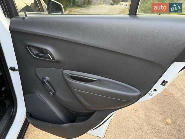 Белый Шевроле Трекер, объемом двигателя 1.8 л и пробегом 199 тыс. км за 8990 $, фото 20 на Automoto.ua