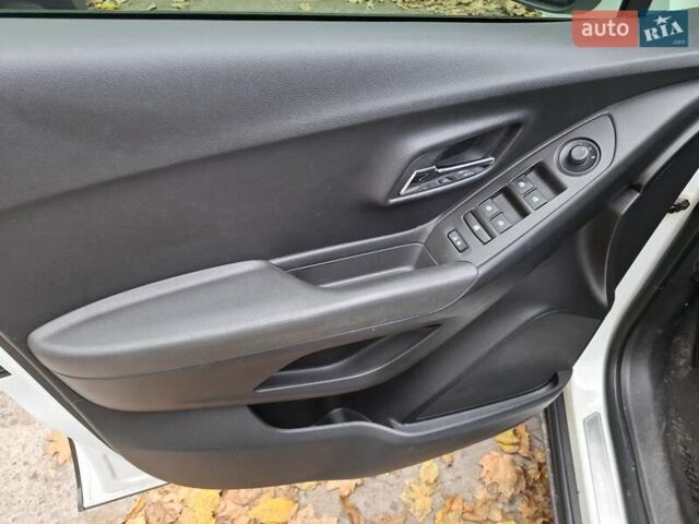 Шевроле Трекер 2014 в Долинской на Automoto.ua Белый Шевроле Трекер, объемом двигателя 1.8 л и пробегом 94 тыс. км за 11500 $, фото 10 на Automoto.ua