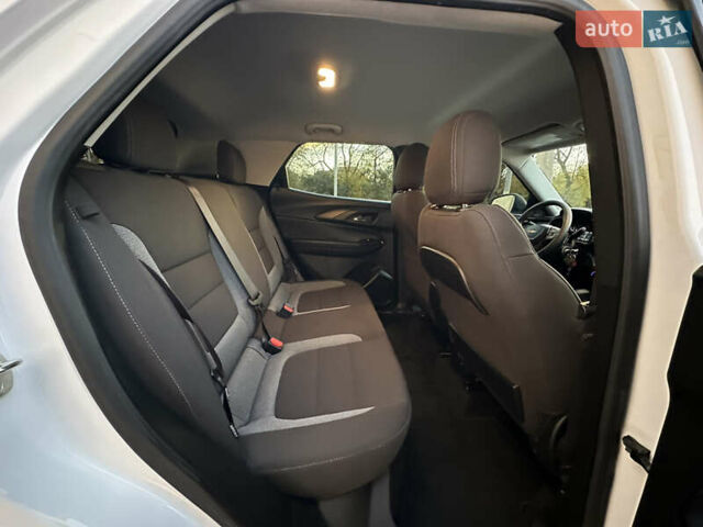 Білий Шевроле Трейлблейзер, об'ємом двигуна 1.2 л та пробігом 20 тис. км за 18000 $, фото 31 на Automoto.ua