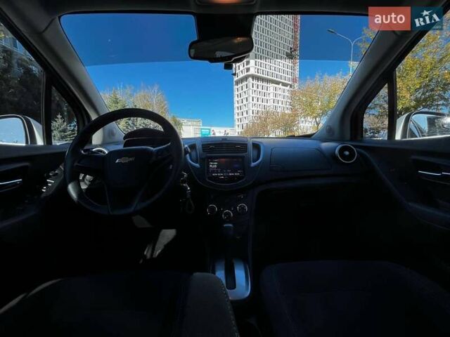 Білий Шевроле Trax, об'ємом двигуна 1.38 л та пробігом 135 тис. км за 10500 $, фото 9 на Automoto.ua