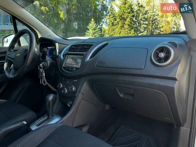 Білий Шевроле Trax, об'ємом двигуна 1.38 л та пробігом 135 тис. км за 10500 $, фото 10 на Automoto.ua