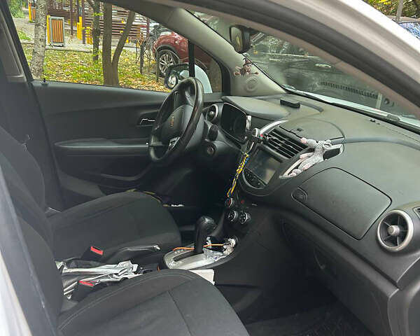 Белый Шевроле Trax, объемом двигателя 1.38 л и пробегом 122 тыс. км за 10500 $, фото 4 на Automoto.ua