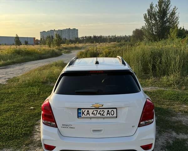 Белый Шевроле Trax, объемом двигателя 1.4 л и пробегом 87 тыс. км за 13100 $, фото 7 на Automoto.ua
