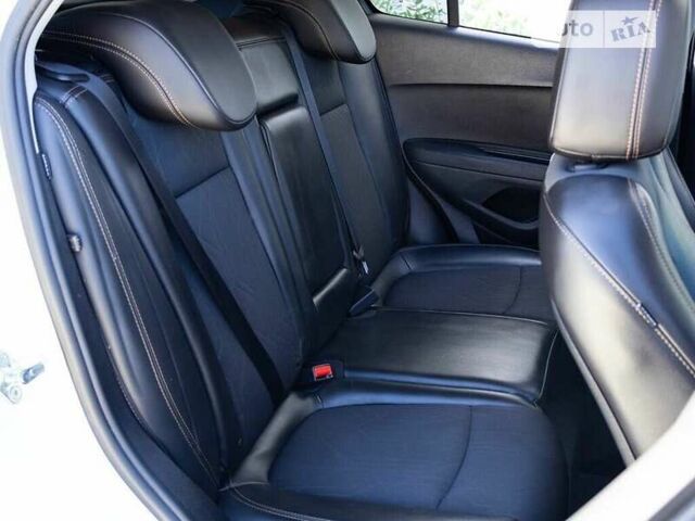 Белый Шевроле Trax, объемом двигателя 1.4 л и пробегом 113 тыс. км за 2300 $, фото 24 на Automoto.ua