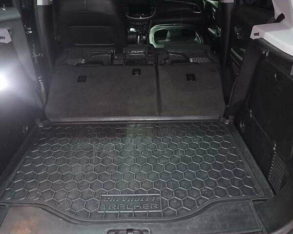 Черный Шевроле Trax, объемом двигателя 1.36 л и пробегом 69 тыс. км за 11600 $, фото 33 на Automoto.ua