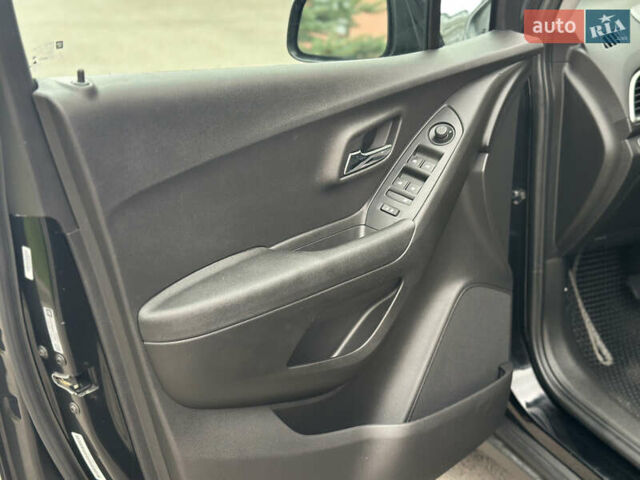 Чорний Шевроле Trax, об'ємом двигуна 1.36 л та пробігом 84 тис. км за 11999 $, фото 32 на Automoto.ua