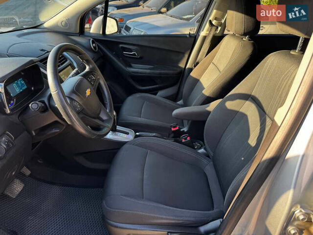 Серый Шевроле Trax, объемом двигателя 1.4 л и пробегом 190 тыс. км за 10700 $, фото 6 на Automoto.ua