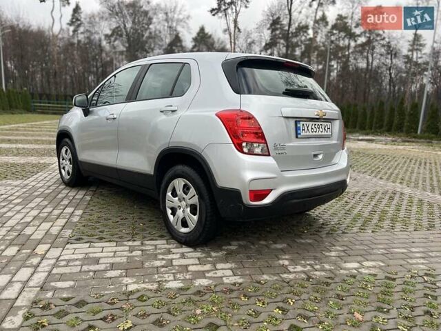 Серый Шевроле Trax, объемом двигателя 1.36 л и пробегом 104 тыс. км за 11300 $, фото 3 на Automoto.ua