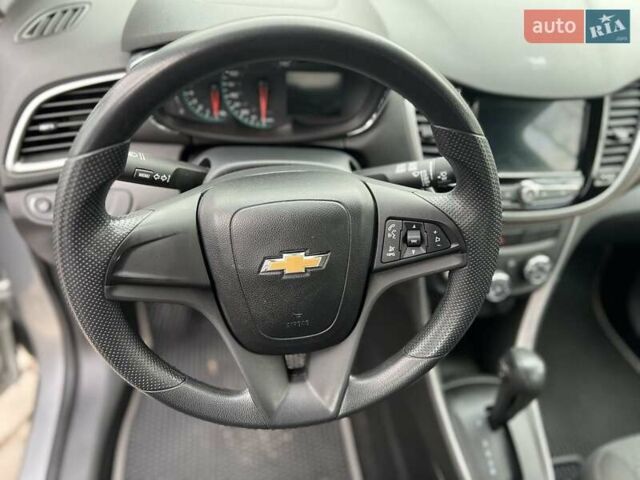 Серый Шевроле Trax, объемом двигателя 1.36 л и пробегом 104 тыс. км за 11300 $, фото 10 на Automoto.ua