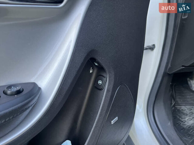 Белый Шевроле Вольт, объемом двигателя 1.4 л и пробегом 263 тыс. км за 11000 $, фото 36 на Automoto.ua