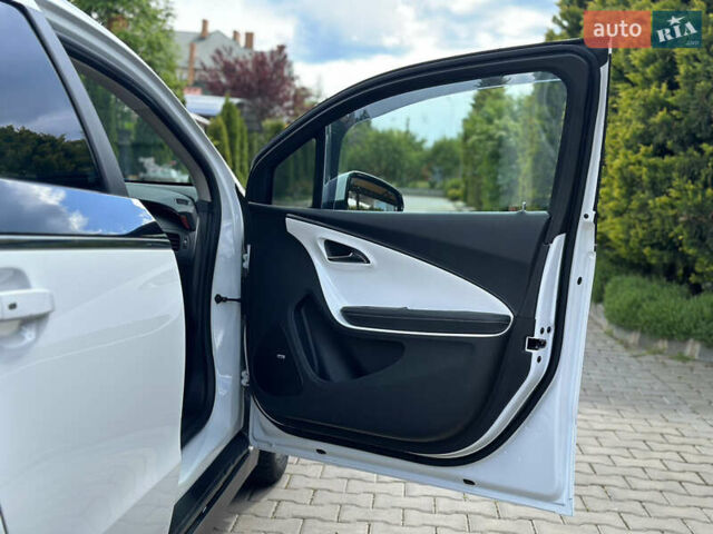 Білий Шевроле Вольт, об'ємом двигуна 1.4 л та пробігом 150 тис. км за 9000 $, фото 53 на Automoto.ua