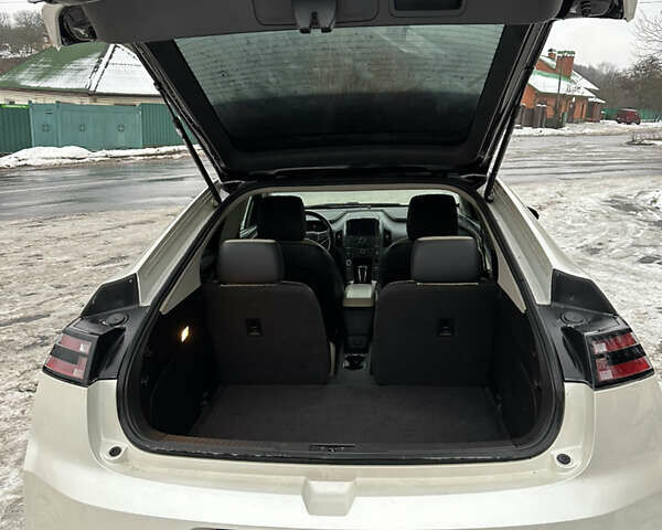 Белый Шевроле Вольт, объемом двигателя 1.4 л и пробегом 198 тыс. км за 10900 $, фото 8 на Automoto.ua