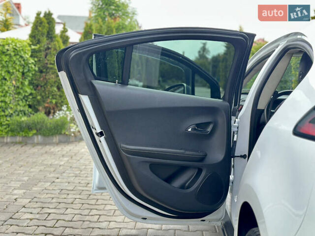 Білий Шевроле Вольт, об'ємом двигуна 1.4 л та пробігом 150 тис. км за 9000 $, фото 33 на Automoto.ua