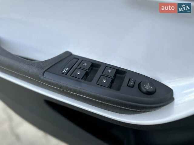 Білий Шевроле Вольт, об'ємом двигуна 1.4 л та пробігом 150 тис. км за 9000 $, фото 39 на Automoto.ua