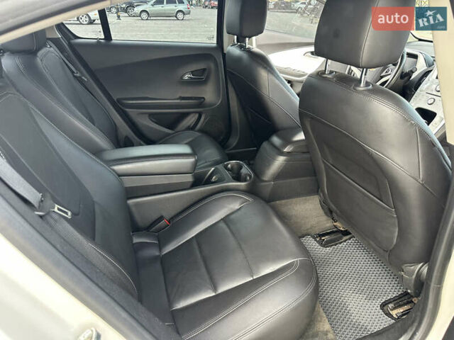 Белый Шевроле Вольт, объемом двигателя 1.4 л и пробегом 175 тыс. км за 11200 $, фото 11 на Automoto.ua