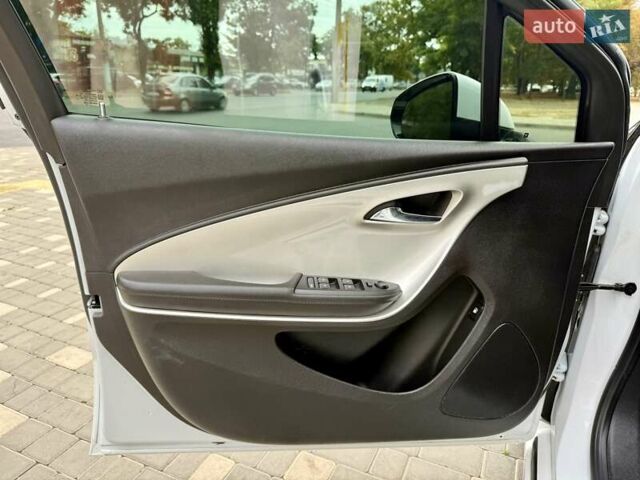 Белый Шевроле Вольт, объемом двигателя 1.4 л и пробегом 85 тыс. км за 9999 $, фото 42 на Automoto.ua