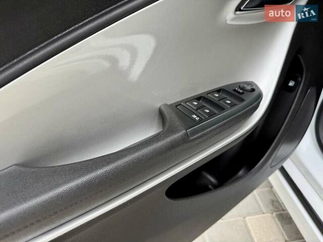 Белый Шевроле Вольт, объемом двигателя 1.4 л и пробегом 85 тыс. км за 9999 $, фото 40 на Automoto.ua