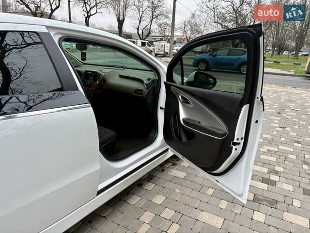 Белый Шевроле Вольт, объемом двигателя 1.4 л и пробегом 85 тыс. км за 9999 $, фото 43 на Automoto.ua