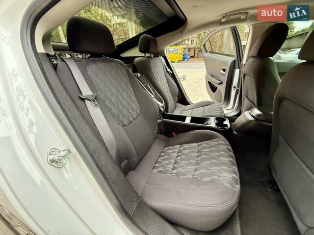 Белый Шевроле Вольт, объемом двигателя 1.4 л и пробегом 85 тыс. км за 9999 $, фото 53 на Automoto.ua