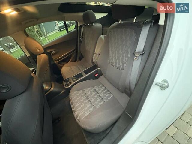 Белый Шевроле Вольт, объемом двигателя 1.4 л и пробегом 85 тыс. км за 9999 $, фото 25 на Automoto.ua