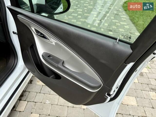 Белый Шевроле Вольт, объемом двигателя 1.4 л и пробегом 85 тыс. км за 9999 $, фото 45 на Automoto.ua