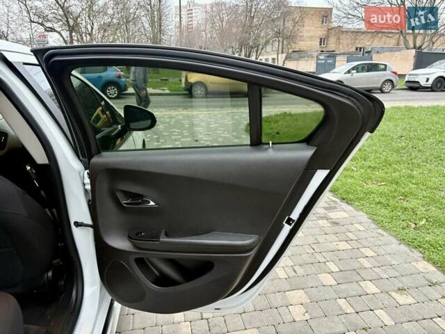 Белый Шевроле Вольт, объемом двигателя 1.4 л и пробегом 85 тыс. км за 9999 $, фото 57 на Automoto.ua