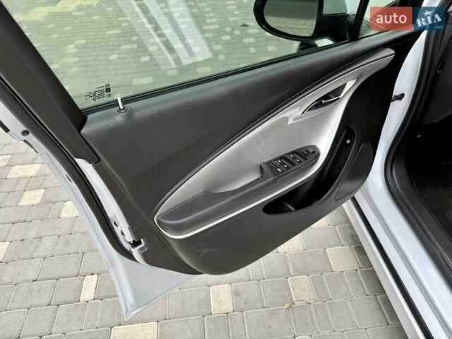 Белый Шевроле Вольт, объемом двигателя 1.4 л и пробегом 85 тыс. км за 9999 $, фото 41 на Automoto.ua