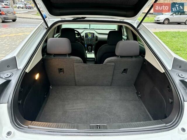 Белый Шевроле Вольт, объемом двигателя 1.4 л и пробегом 85 тыс. км за 9999 $, фото 69 на Automoto.ua