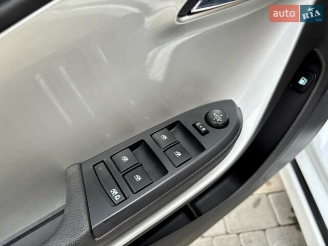 Белый Шевроле Вольт, объемом двигателя 1.4 л и пробегом 85 тыс. км за 9999 $, фото 35 на Automoto.ua