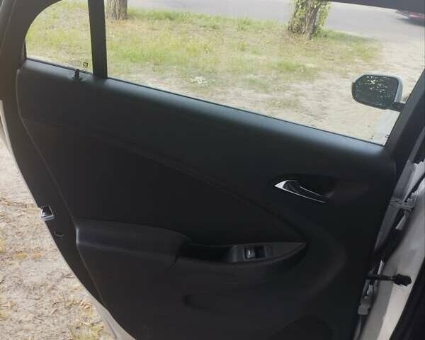 Белый Шевроле Вольт, объемом двигателя 1.5 л и пробегом 160 тыс. км за 14000 $, фото 40 на Automoto.ua