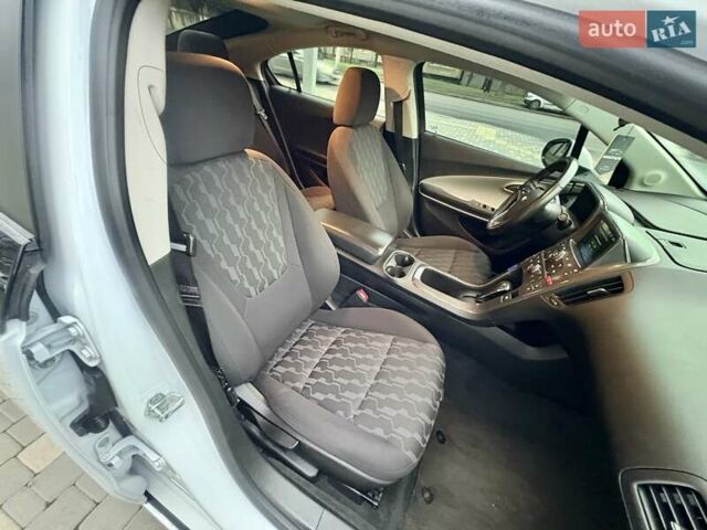 Белый Шевроле Вольт, объемом двигателя 1.4 л и пробегом 85 тыс. км за 9999 $, фото 48 на Automoto.ua