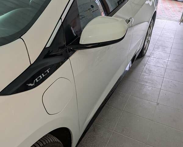 Белый Шевроле Вольт, объемом двигателя 0 л и пробегом 137 тыс. км за 13500 $, фото 2 на Automoto.ua